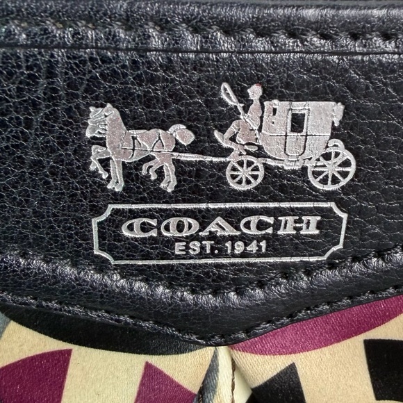 Coach appear Wristlet Horse & Carriage Logo Purple Lining Zip Top and Hang Tag - Picture 2 of 9